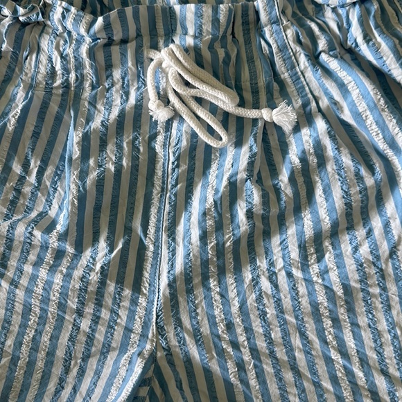 Coastal Shorts with Drawstring - Picture 4 of 5